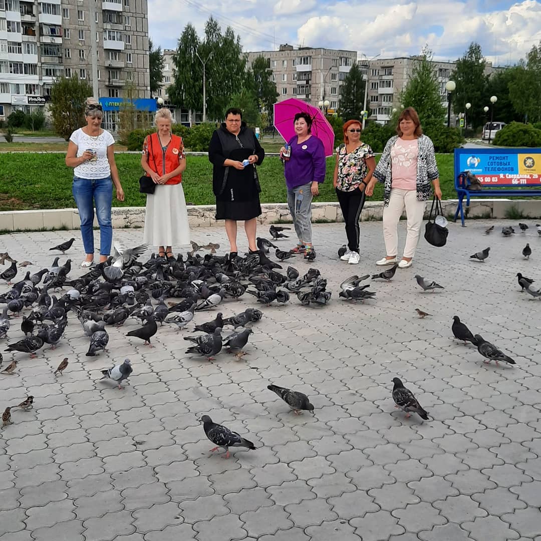 Серовчане вышли на Преображенскую площадь, чтобы в поддержку Хабаровска покормить голубей