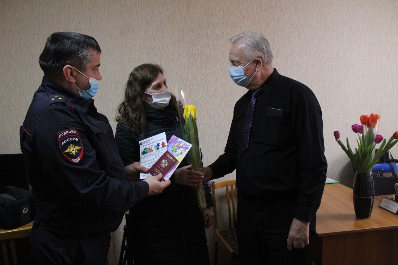 Сотрудники ГИБДД и ОВМ, ветераны и члены Общественного совета полиции Серова поздравили женщин с 8 Марта