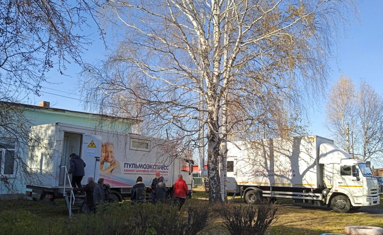 Жителей поселка Энергетиков приглашают пройти маммографию и флюорографию в мобильных комплексах Серовской горбольницы