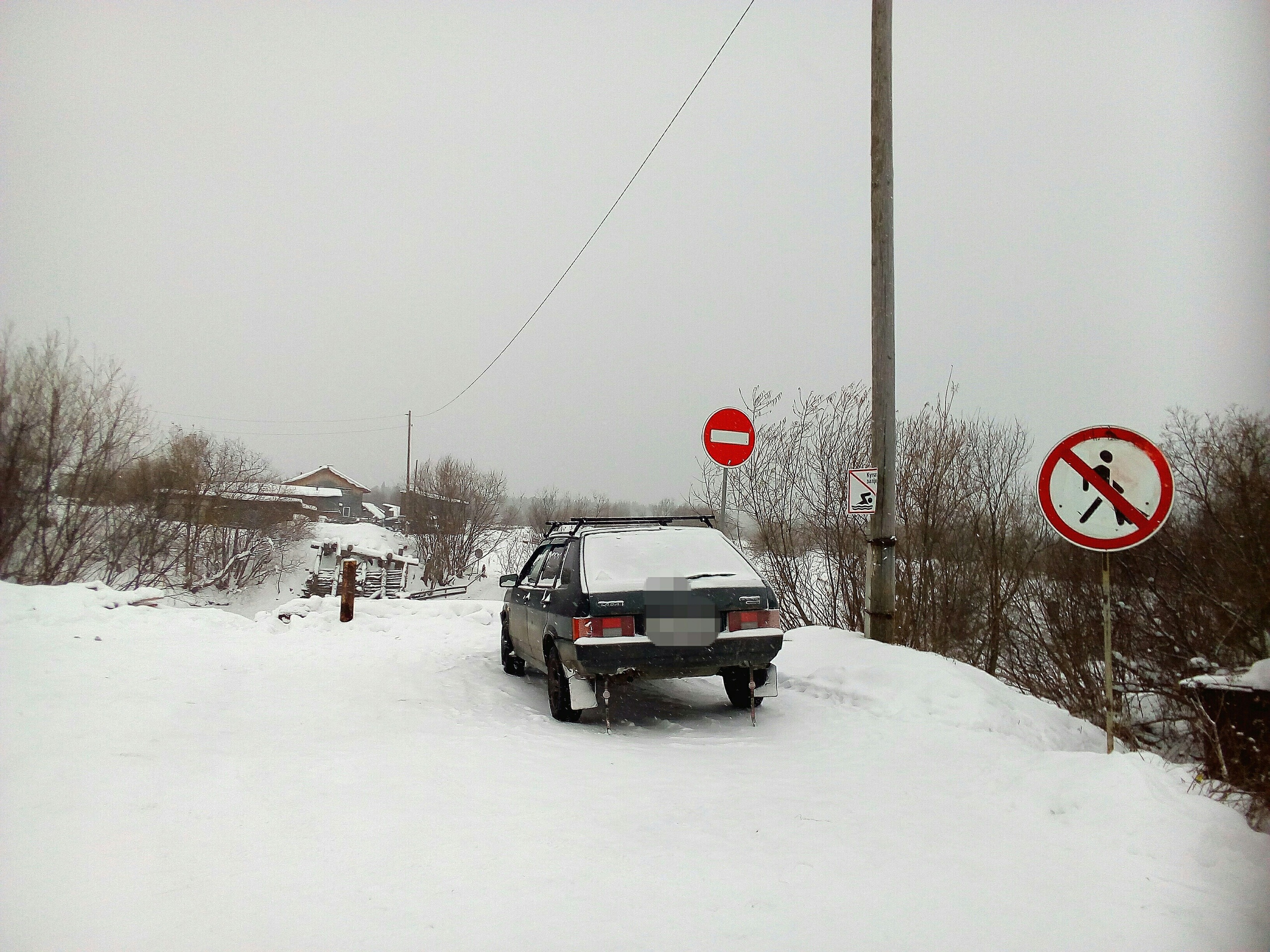 Обезопасились? Власти Серова установили знаки, запрещающие проход по реке села Филькино