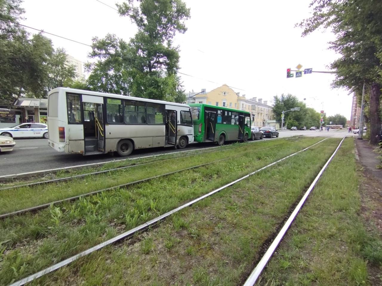 В Екатеринбурге столкнулись два пассажирских автобуса и две легковушки