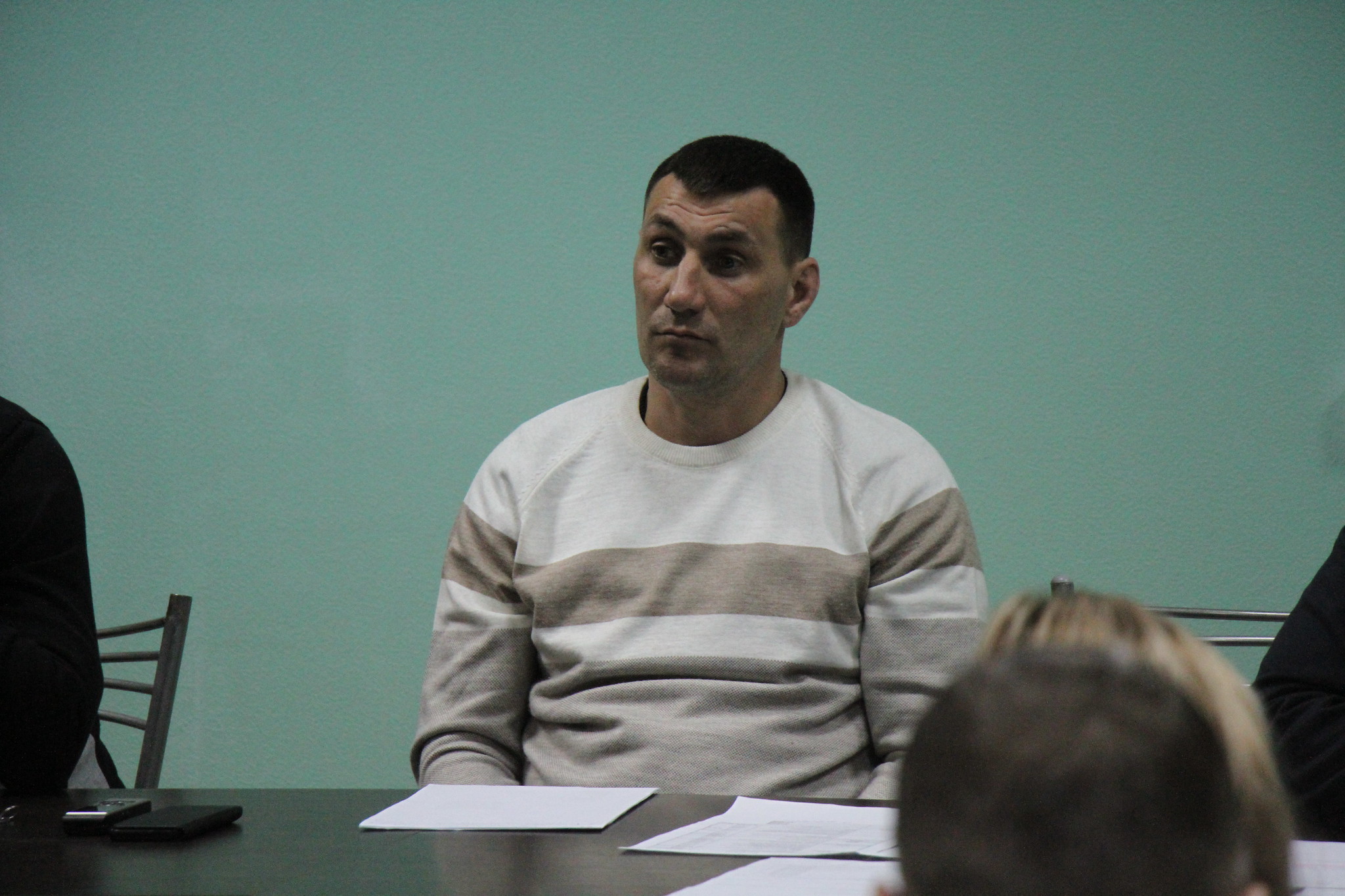Власти Серова разорвали трудовой договор с осужденным за мошенничество Андреем Роговым