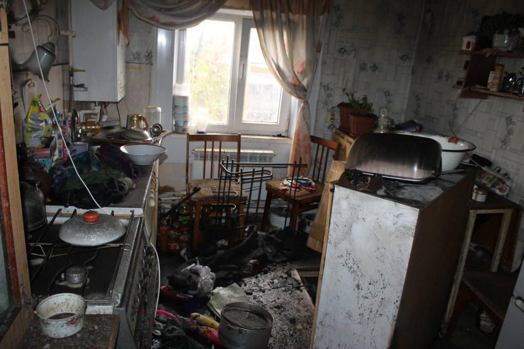 Кухня после пожара. Фото: Мария Чекарова, "Глобус"