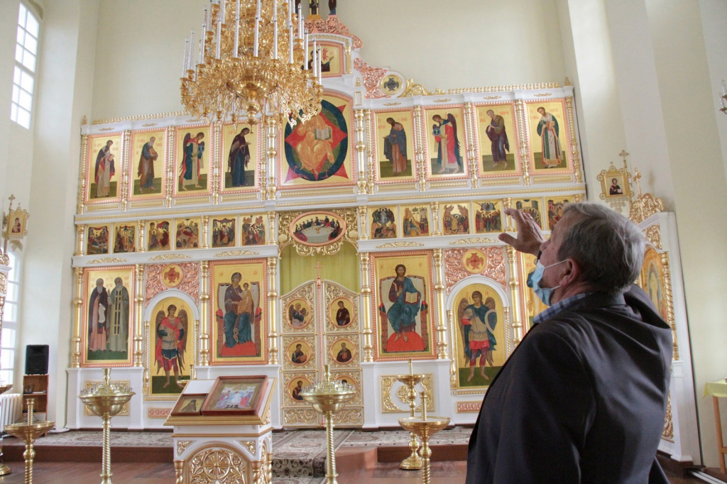 Владимир Креков показывает на своды храма и говорит, что есть планы по его росписи. Фото: Константин Бобылев, "Глобус"