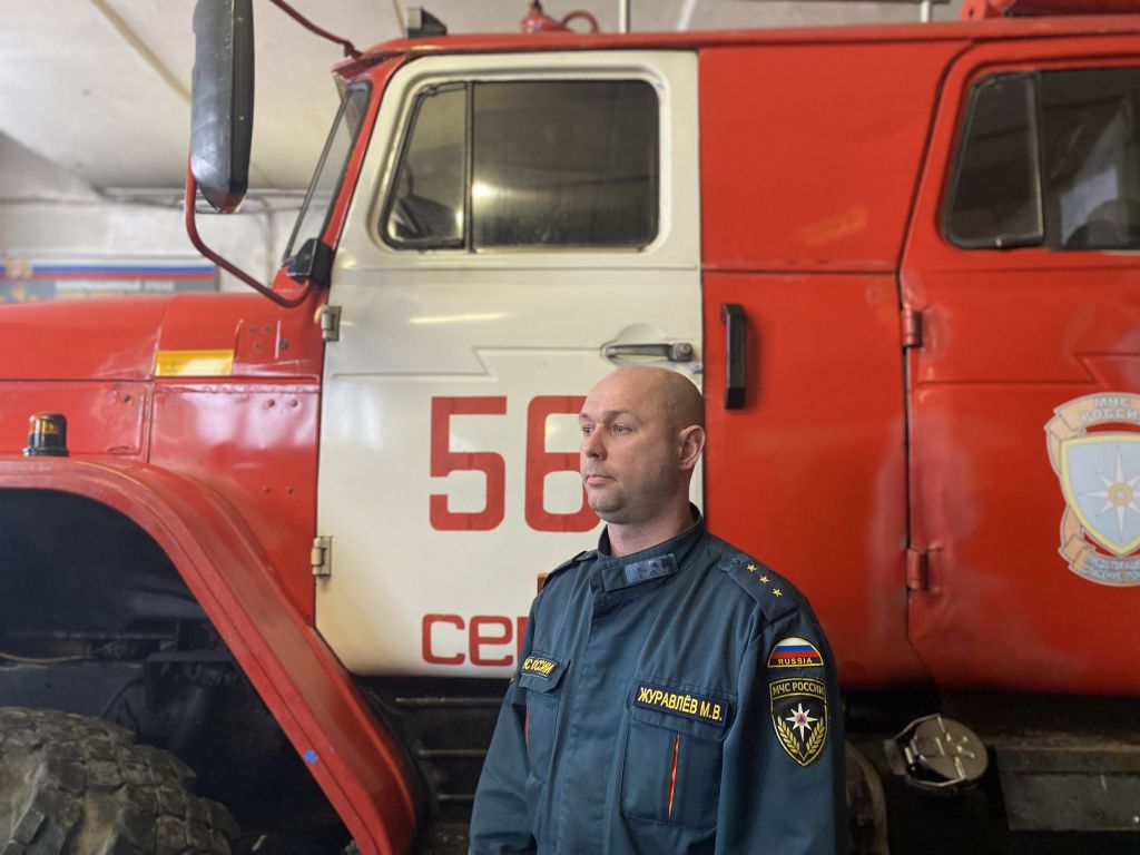 Максим Журавлев работает в пожарной части почти 20 лет. Фото: Анна Куприянова, "Глобус"