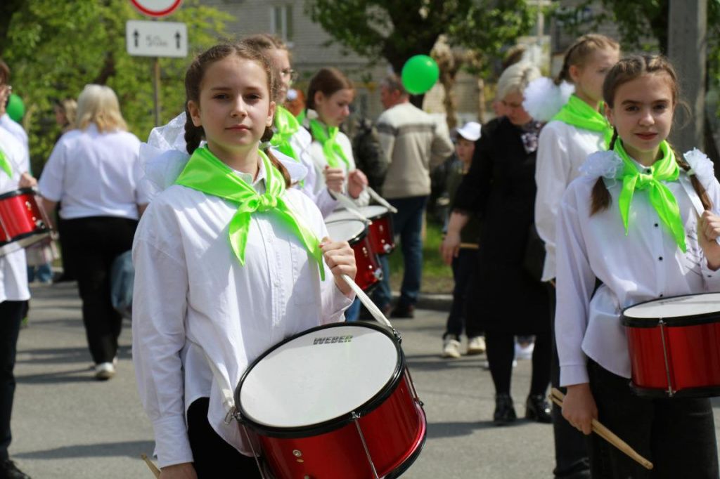 Учеников 27-ой школы сопровождали свои барабанщики. Фото: Константин Бобылев, "Глобус"