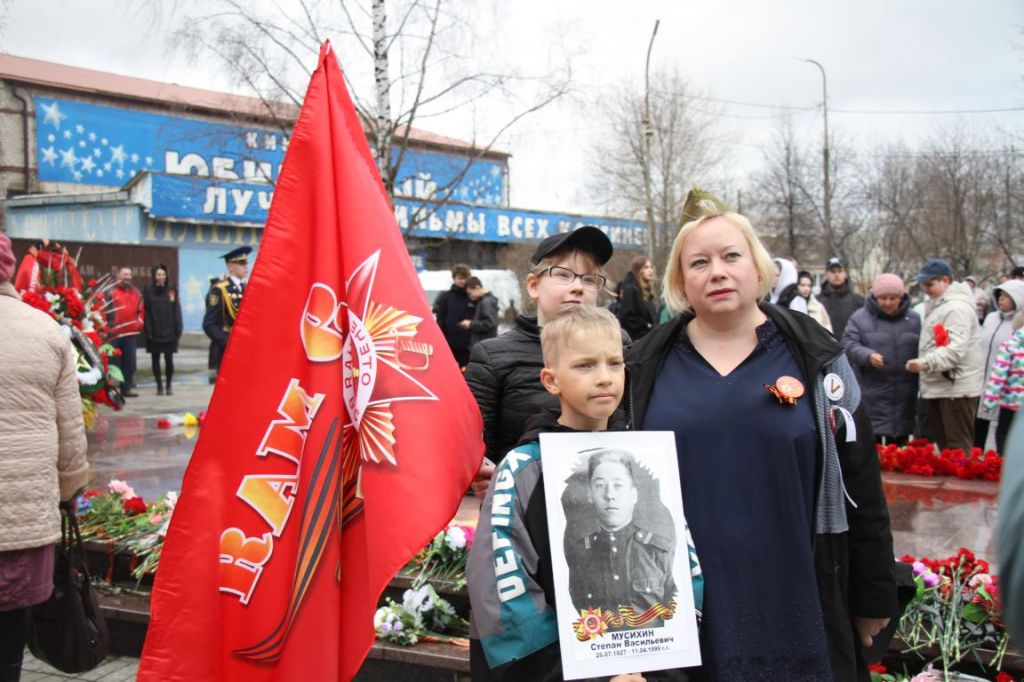 Анна Лоскутова пришла к мемориалу с детьми. Фото: Константин Бобылев, "Глобус"