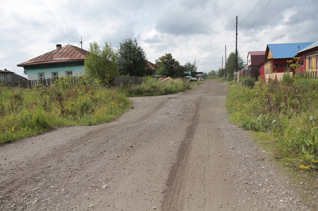 От этой ямы, по словам местных жителей, пострадал не один бампер. Фото: Константин Бобылев, "Глобус".