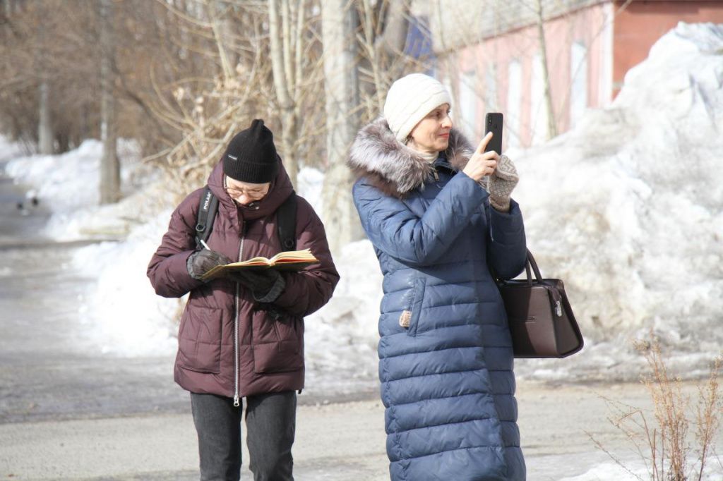 В субботу на улицах горда можно было встретить людей с блокнотами - это участники Школы авторских маршрутов. Фото: Константин Бобылев, "Глобус"