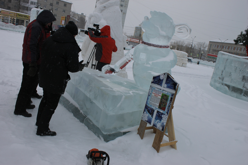 31 января состоялось вскрытие ледяной копилки в центральном зимнем городке. Фото: Мария Чекарова, "Глобус"