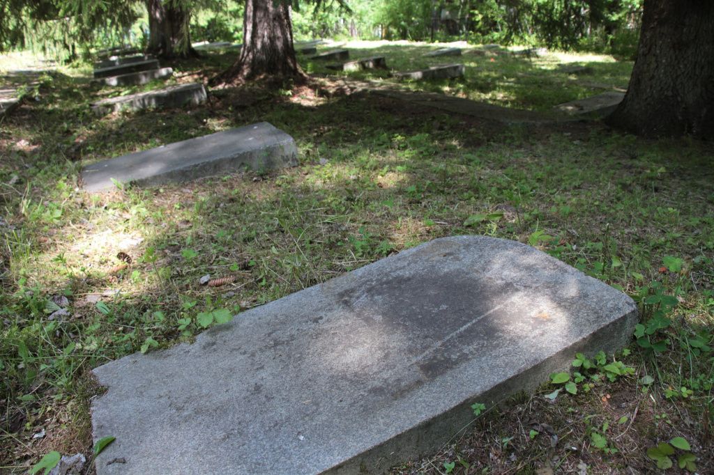 На старых надгробьях остались лишь следы от табличек с именами похороненных. Фото: Константин Бобылев, "Глобус"
