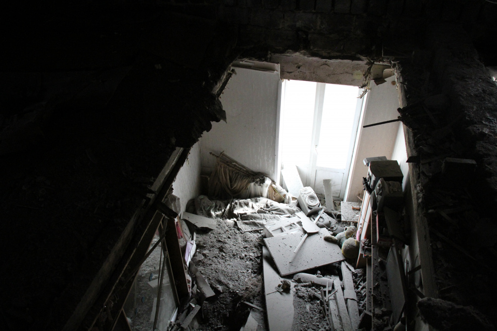 Дом двухэтажный, квартира, в котрой случилось ЧП, находится на втором этаже. Крыша над одной из комнат рухнула практически целиком. Фото: Константин Бобылев, "Глобус".