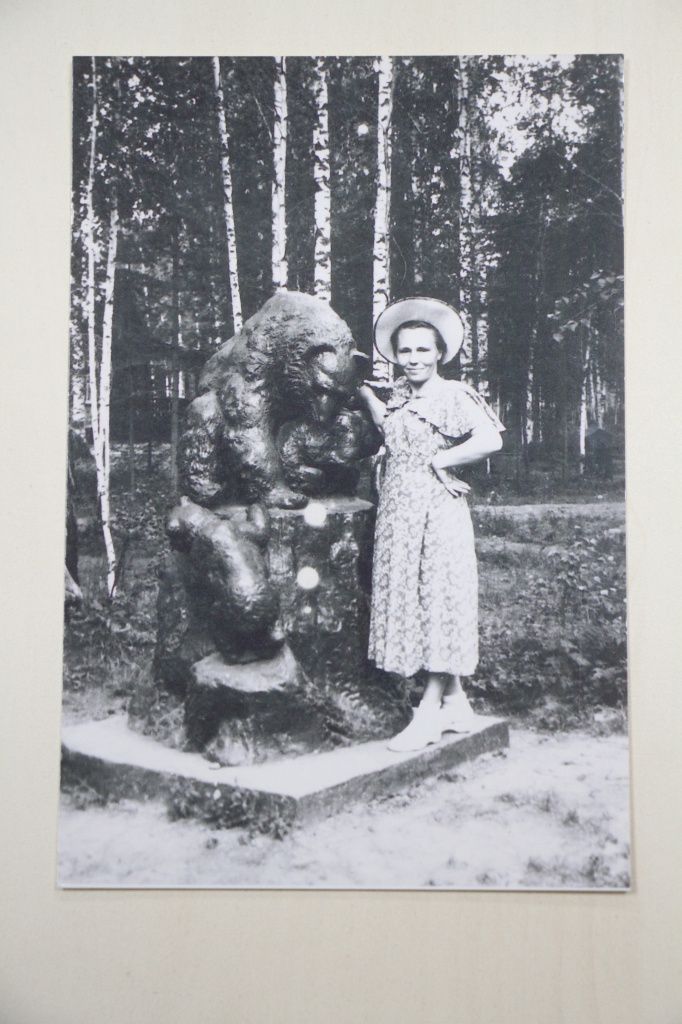 Нина Лучинина с медведями. Фото из личного архива Ольги Скворцовой