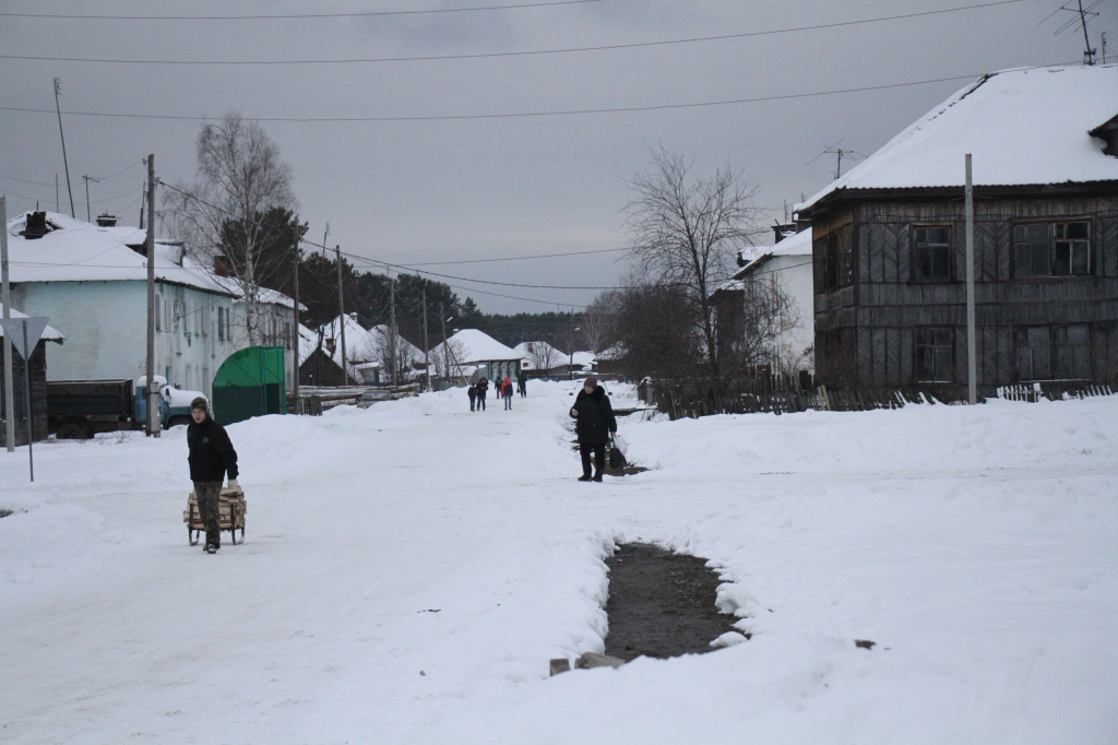Днем поселок ничем не отличается ои других населенных пунктов. Фото: Константин Бобылев, "Глобус"