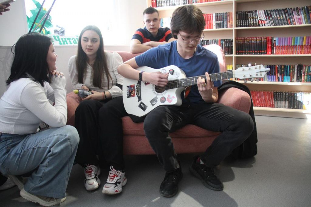 Николай Ларионов, ученик 8 класса школы №22, радовал пришедших на Библионочь игрйо на гитаре. Фото: Константин Бобылев, "Глобус"
