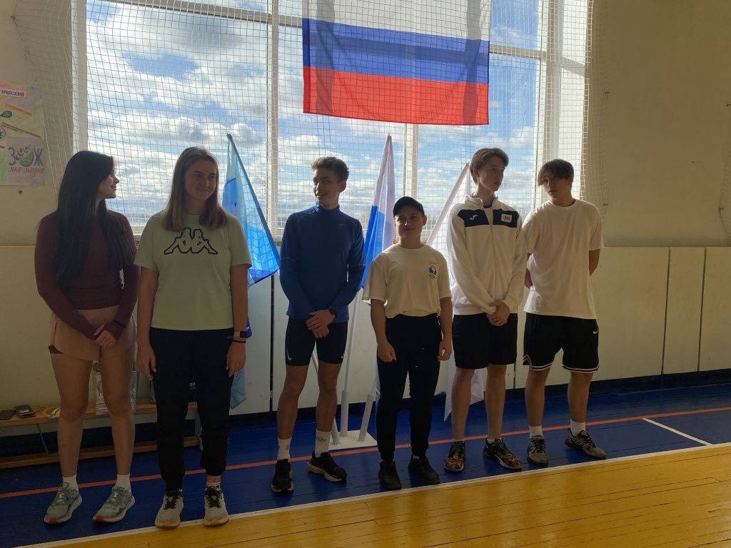 Молодые спортсмены Серова помогали участникам выполнить задания эстафеты. Фото: Анна Куприянова, "Глобус"