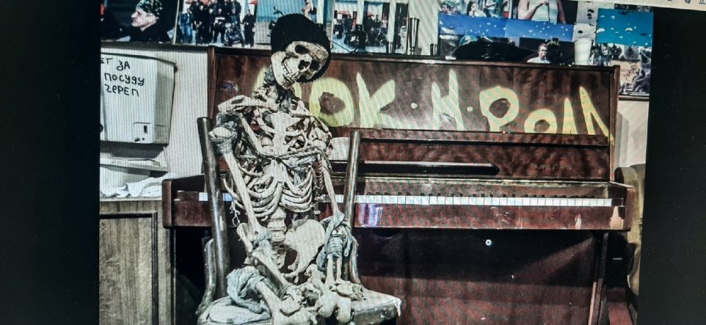 Клуб "Бункер" ищет скелет. Предшественник клубный скелет Харли пострадал в пожаре. Фото: Мария Чекарова, "Глобус"