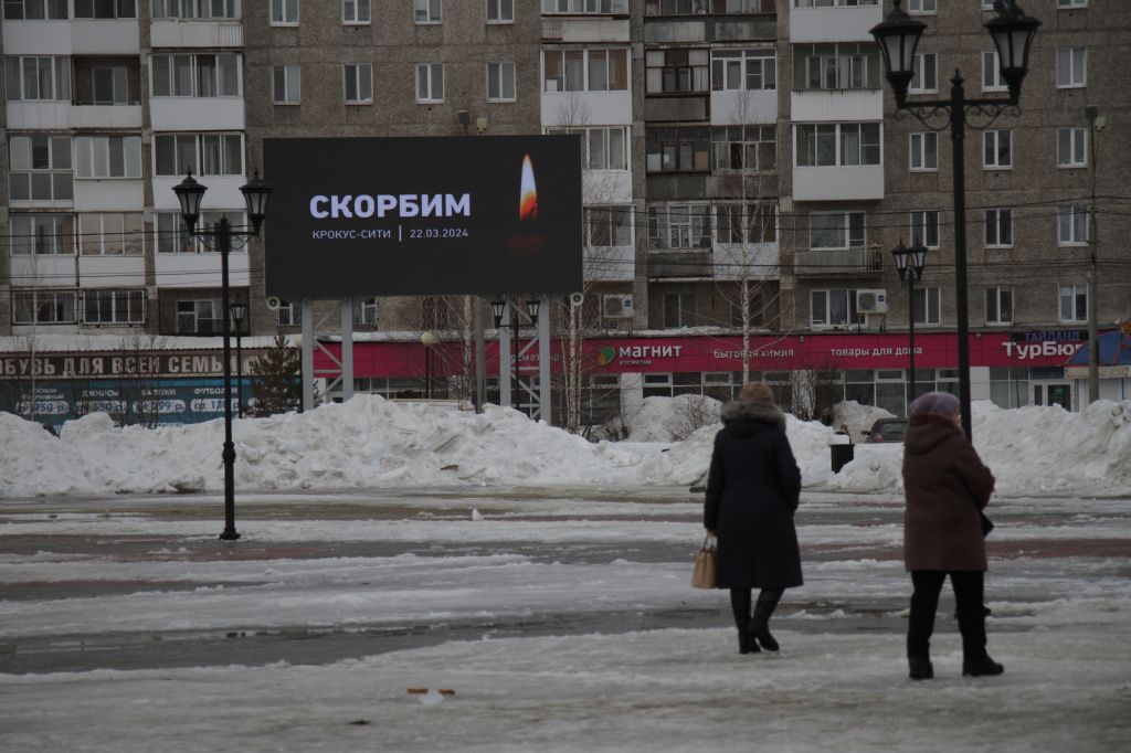 На экране, что на Преображенской площади, 23 марта размещена скорбная свеча. Фото: Константин Бобылев, "Глобус"