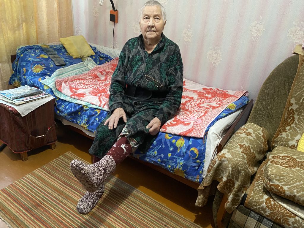 Пенсионерка вынуждена спать в теплой одежде. Фото: Анна Куприянова, "Глобус"
