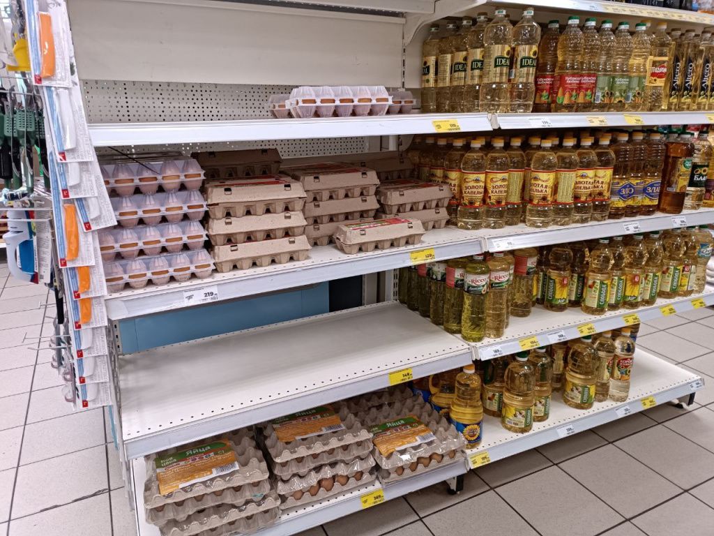 Три десятка куриных яиц можно купить в магазине "Магнит" почти за 370 рублей, то есть один десяток обойдется в 123 рубля 33 копейки. Фото: Мария Чекарова, "Глобус"