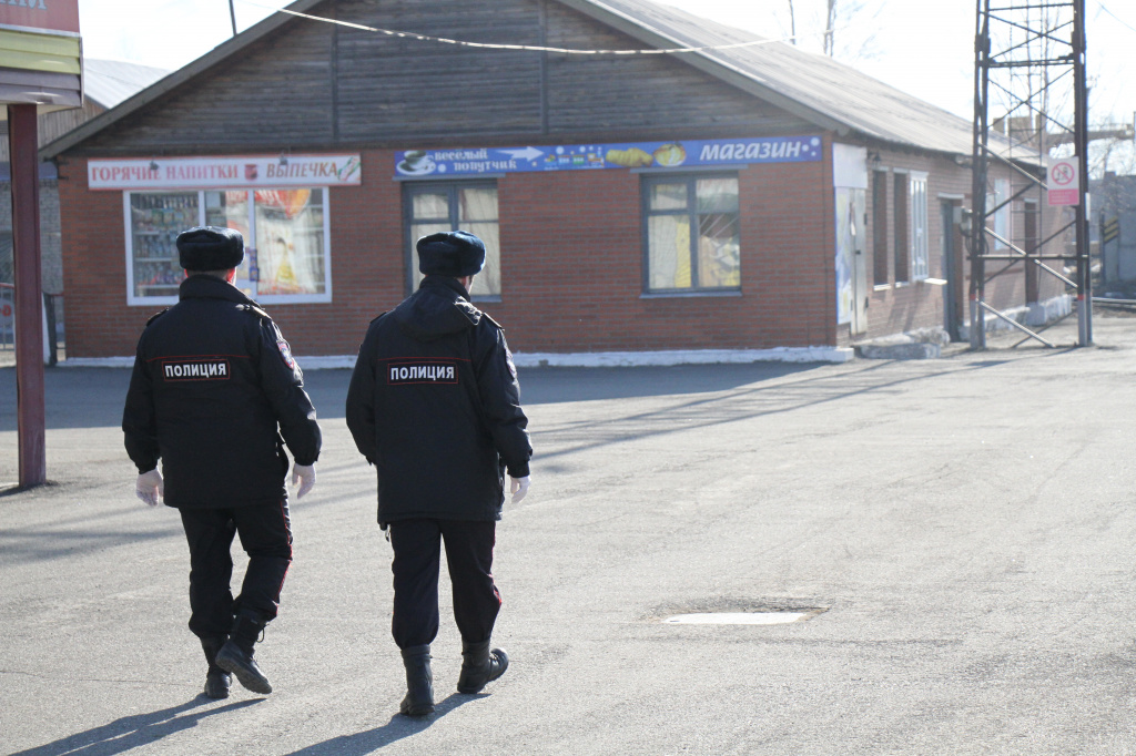 Сотрудники Линейного отдела полиции подсказывают пассажирам, что выйти в город можно только через здание вокзала. Фото: Константин Бобылев, "Глобус"