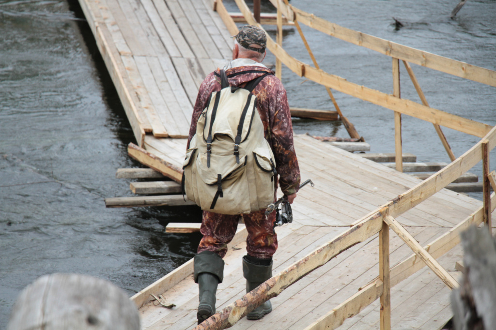 Мостом активно пользуются рыбаки. Фото: Константин Бобылев, "Глобус".