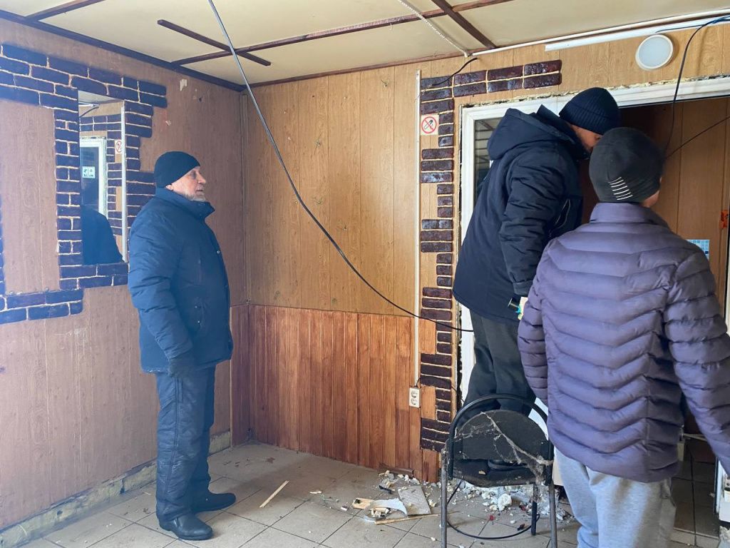 Мамадрахим Сафиев с помощниками успевает снять внутренее убранство бывшего кафе. Фото: Анна Куприянова, "Глобус"