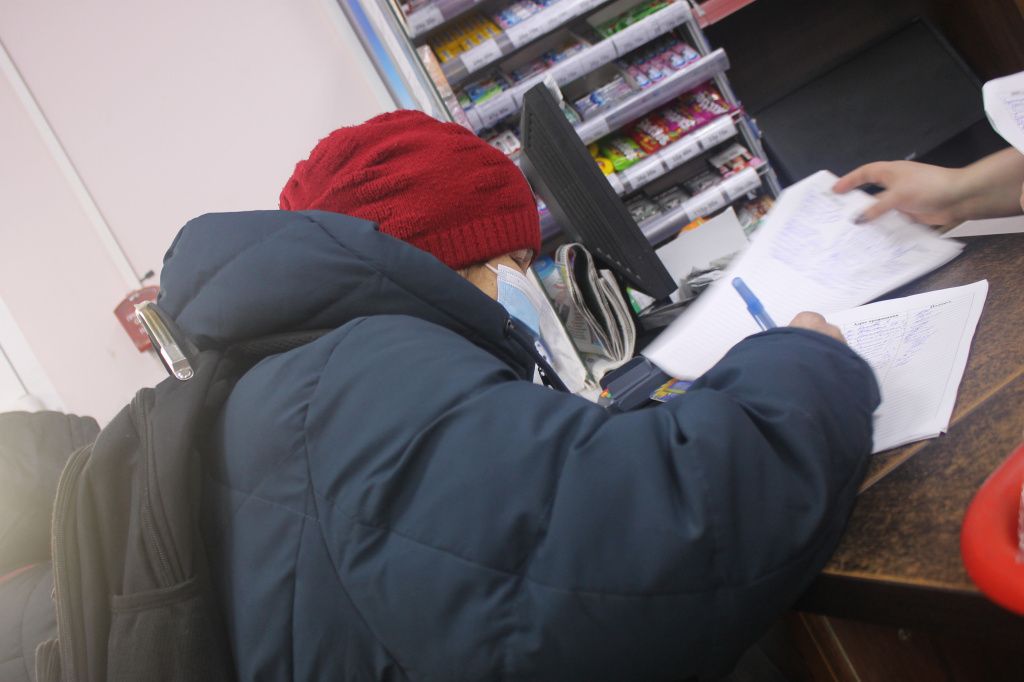 Подписаться под обращениями можно в одном из поселковых магазинов. Фото: Мария Чекарова. "Глобус"