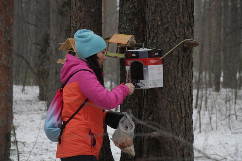 Анна Метелева успевала оставить угощение для пернатых обитателей леса. Фото: Константин Бобылев, "Глобус"