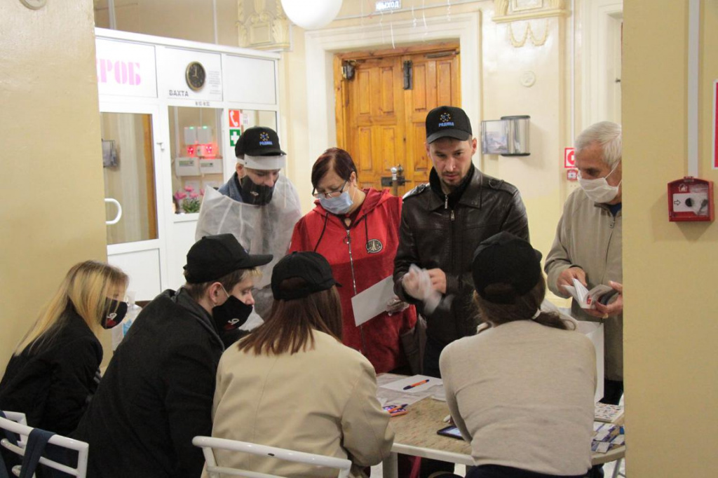 Люди участвуют в лотерее. Фото: Константин Бобылев, "Глобус"