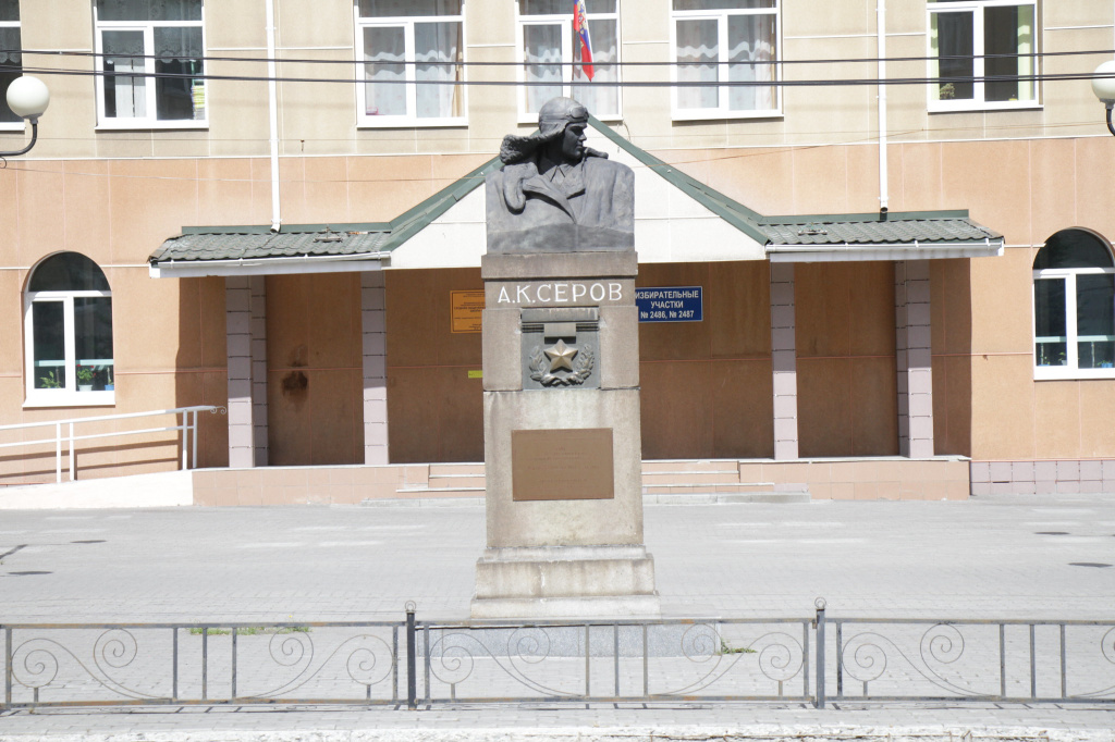 Сейчас бюст стоит на площади перед школой №20. Фото: Константин Бобылев, “Глобус”