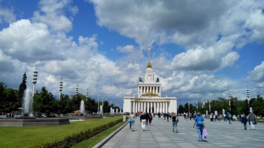 Небо Москвы. Фото: предоставлено Алевтиной Немеровой