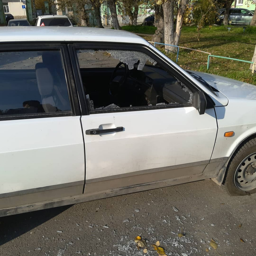 Автомобиль актера был поврежден ночью 5 октября. Фото: instagram Ивана Долгих