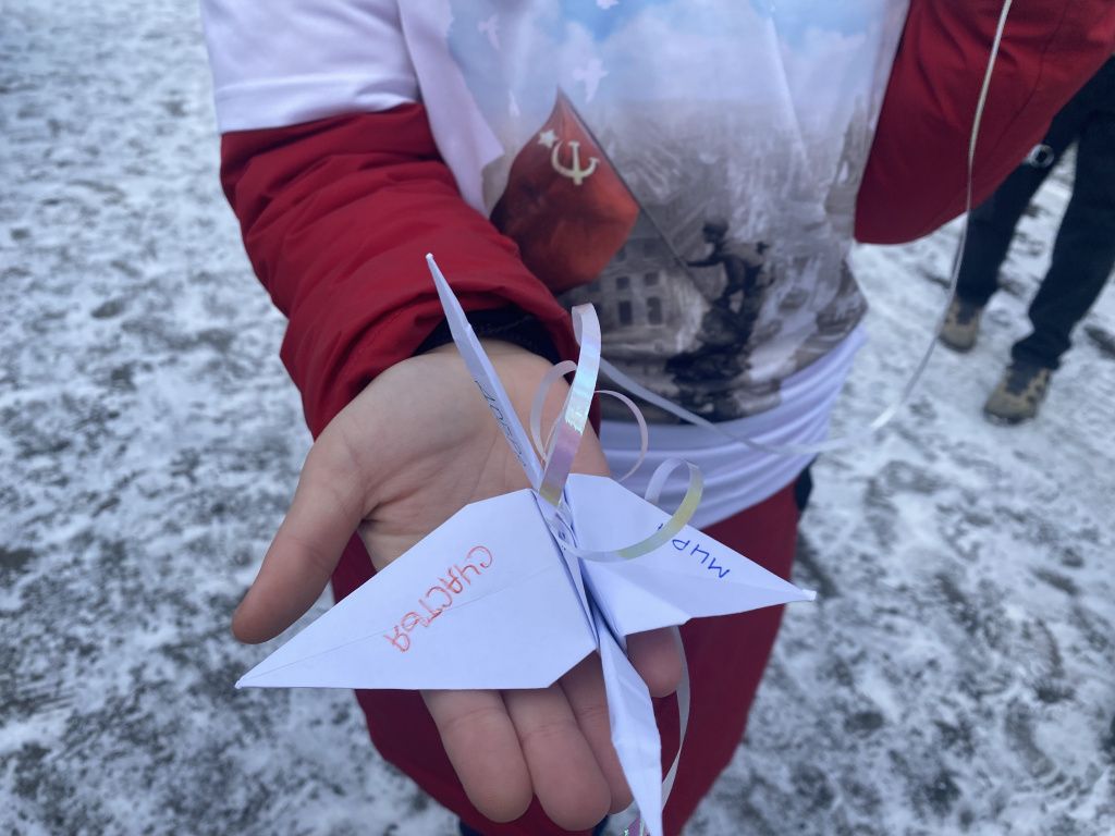Журавликов изготовили юные пациенты Серовской городской больницы. На них дети написали заветные желания. Фото: Анна Куприянова, "Глобус"
