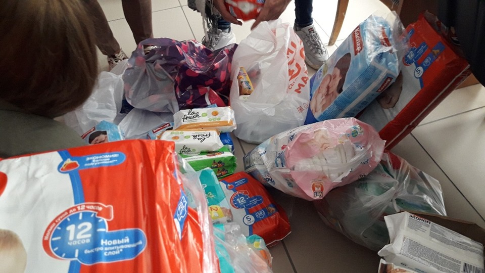 Активисты передали сотрудникам "Дома малютки" памперсы, влажные салфетки и игрушки. Фото предоставлено Сергеем Мельником