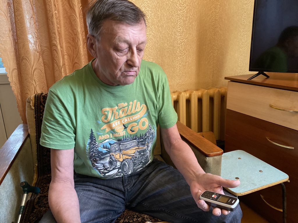Валерий Михеев пользуется кнопочным телефоном. Фото: Анна Куприянова, "Глобус"