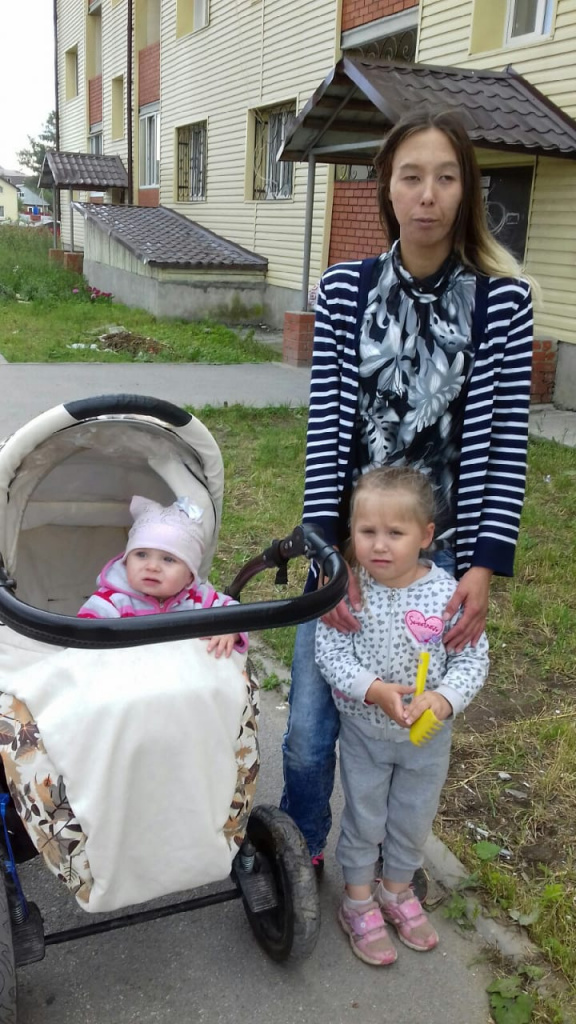 На фото Надежда Чернавских с дочерьми. Фото предоставлено Ольгой Владимировой.