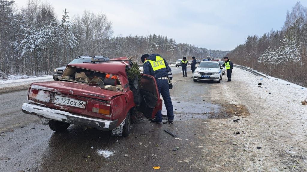 В результате автоаварии погибли водитель и пассажир ВАЗ. Фото: Управление ГИБДД по Свердловской области
