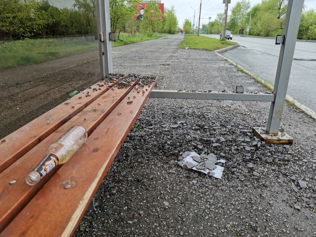 В Серове автобусные остановки периодически страдают от рук вандалов. Фото: Константин Бобылев, "Глобус"