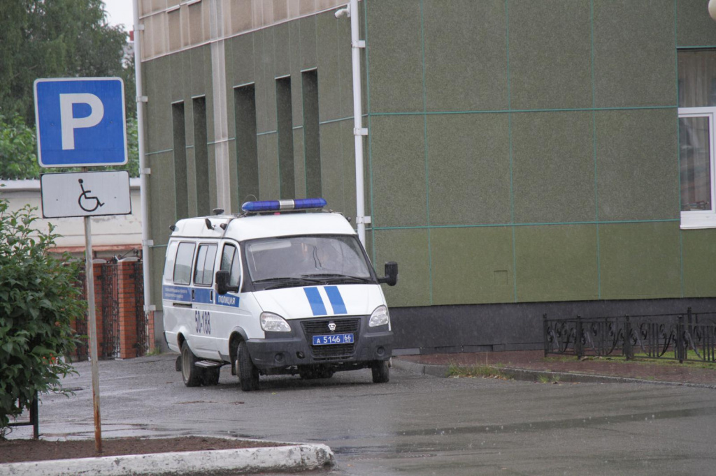 Перед администрацией дежурил автомобиль полиции. Фото: Константин Бобылев, "Глобус"