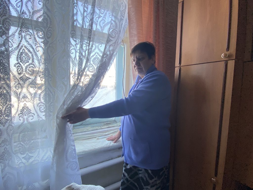 Перед холодами Валентина Назипова утепляет окна. Менять их в доме, не имея прописки, люди не хотят. Фото: Анна Куприянова, "Глобус"