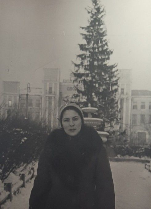 1950-е годы. Татьяна Асташина на фоне елки, установленной перед ДКМ. Фото из фондов Серовского исторического музея, с сайта goskatalog.ru