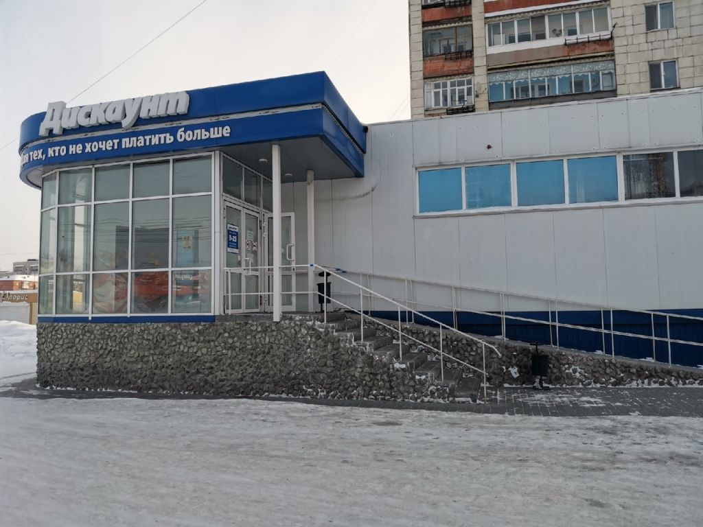 Утром 12 марта вход в магазин был перегорожен лентой. Фото: Константин Бобылев, "Глобус"