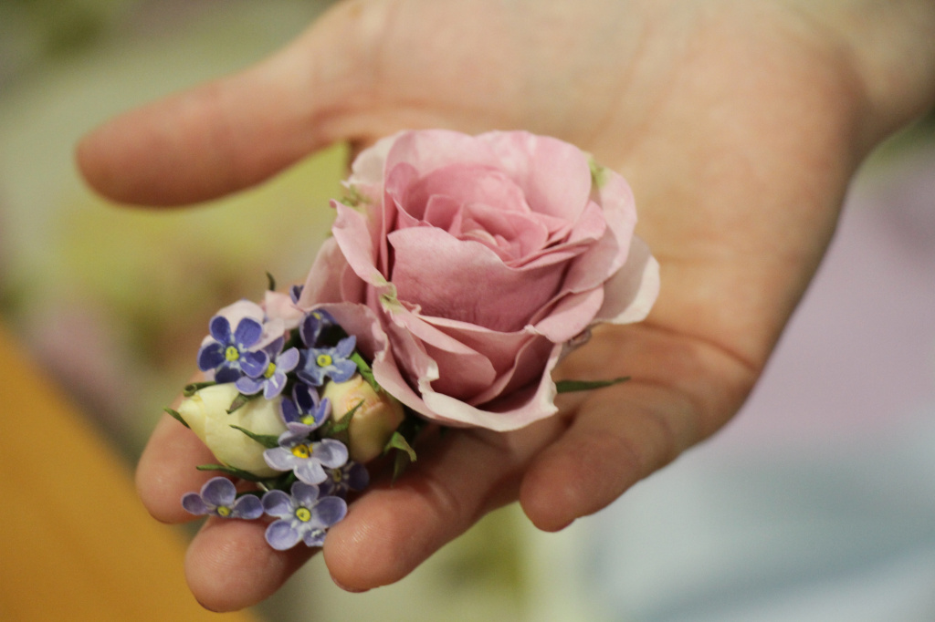 Цветы из фоамирана используют, в частности, для украшений. Фото: Константин Бобылев, "Глобус"