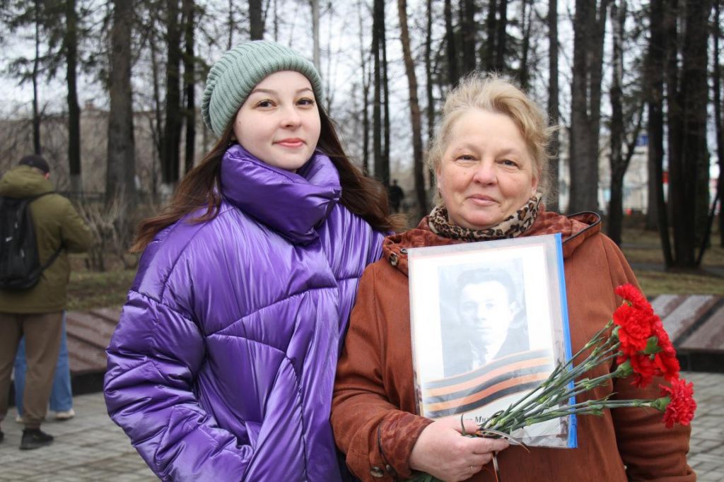 Алла Гадомская и ее дочь Тамара приехали в Серов из Ставрополя. Фото: Константин Бобылев, "Глобус"