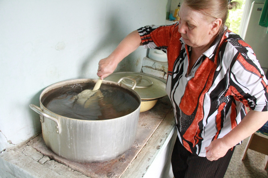Ольга Моисеевна дважды кипятит и переливает дождевую воду перед использованиемю Но на все равно остается мутной. Фото: Константин Бобылев, "Глобус"