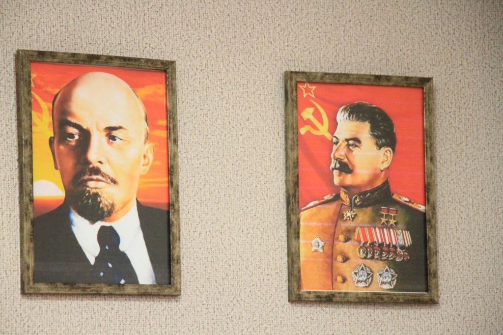 На одной из стен размещены портреты Ленина и Сталина. Фото: Константин Бобылев, "Глобус"