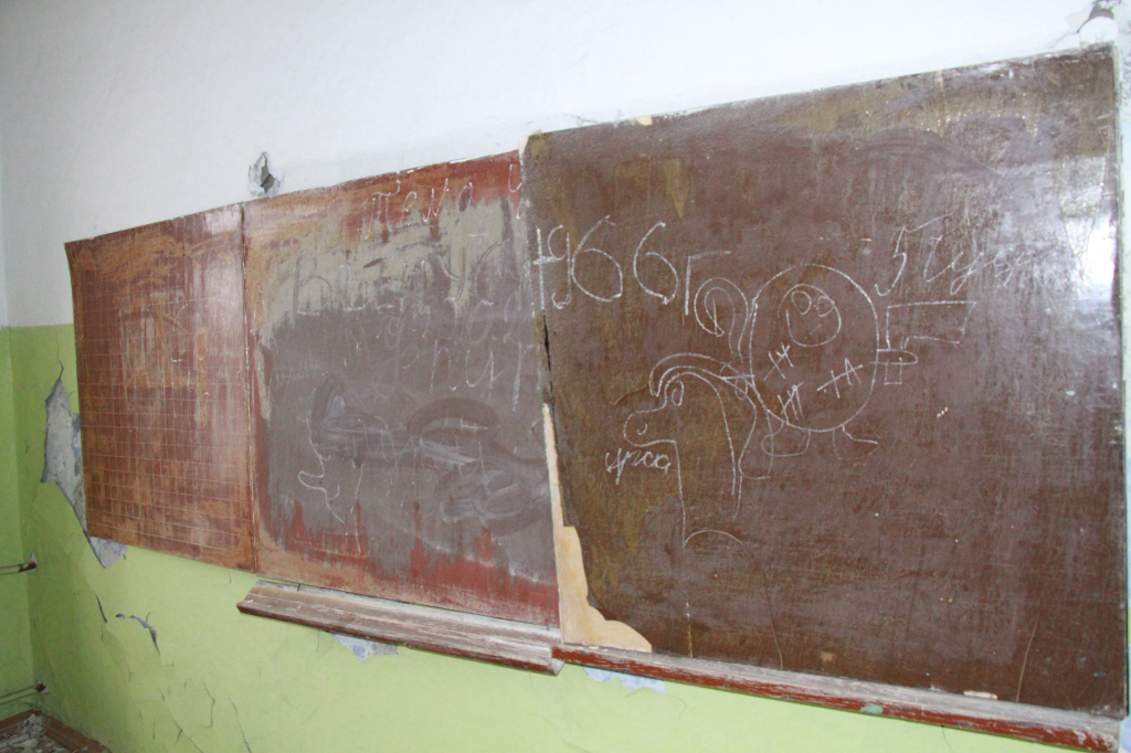 В кабинета еще остались следы школьного прошлого. Фото: Константин Бобылев, "Глобус"