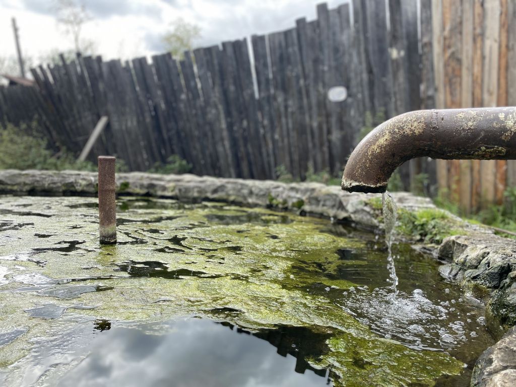 Слабый напор воды настораживает местных жителей. Фото: Анна Куприянова, "Глобус"