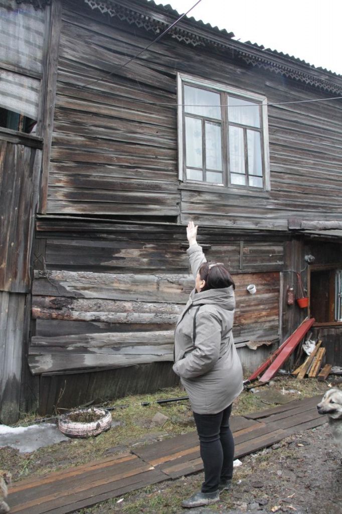 Наталья Колесова показывает на прохудившуюся крышу веранды. Фото: Константин Бобылев, "Глобус"